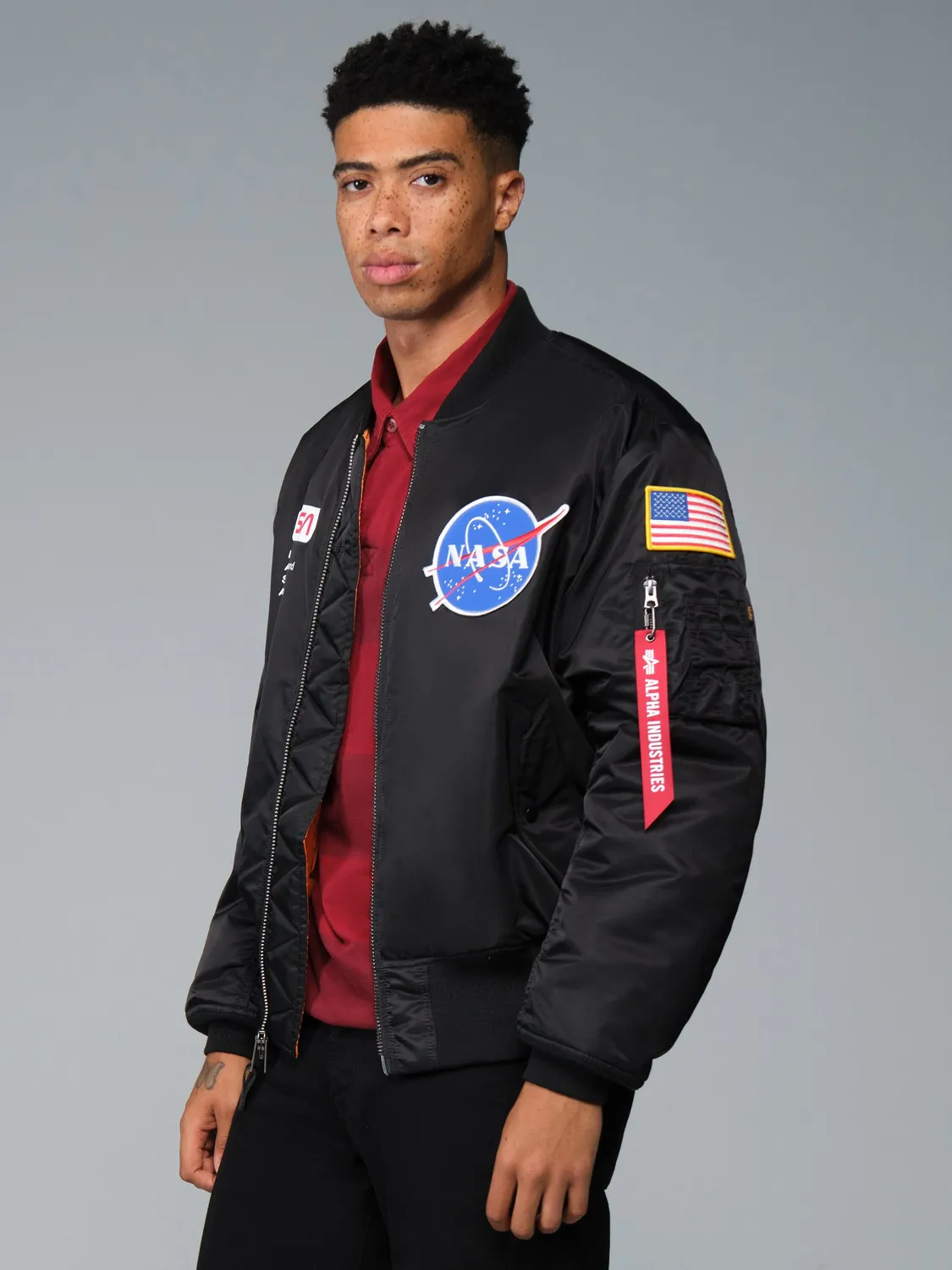 Alpha Industries NASA MA-1 bomber noir réversible isolé