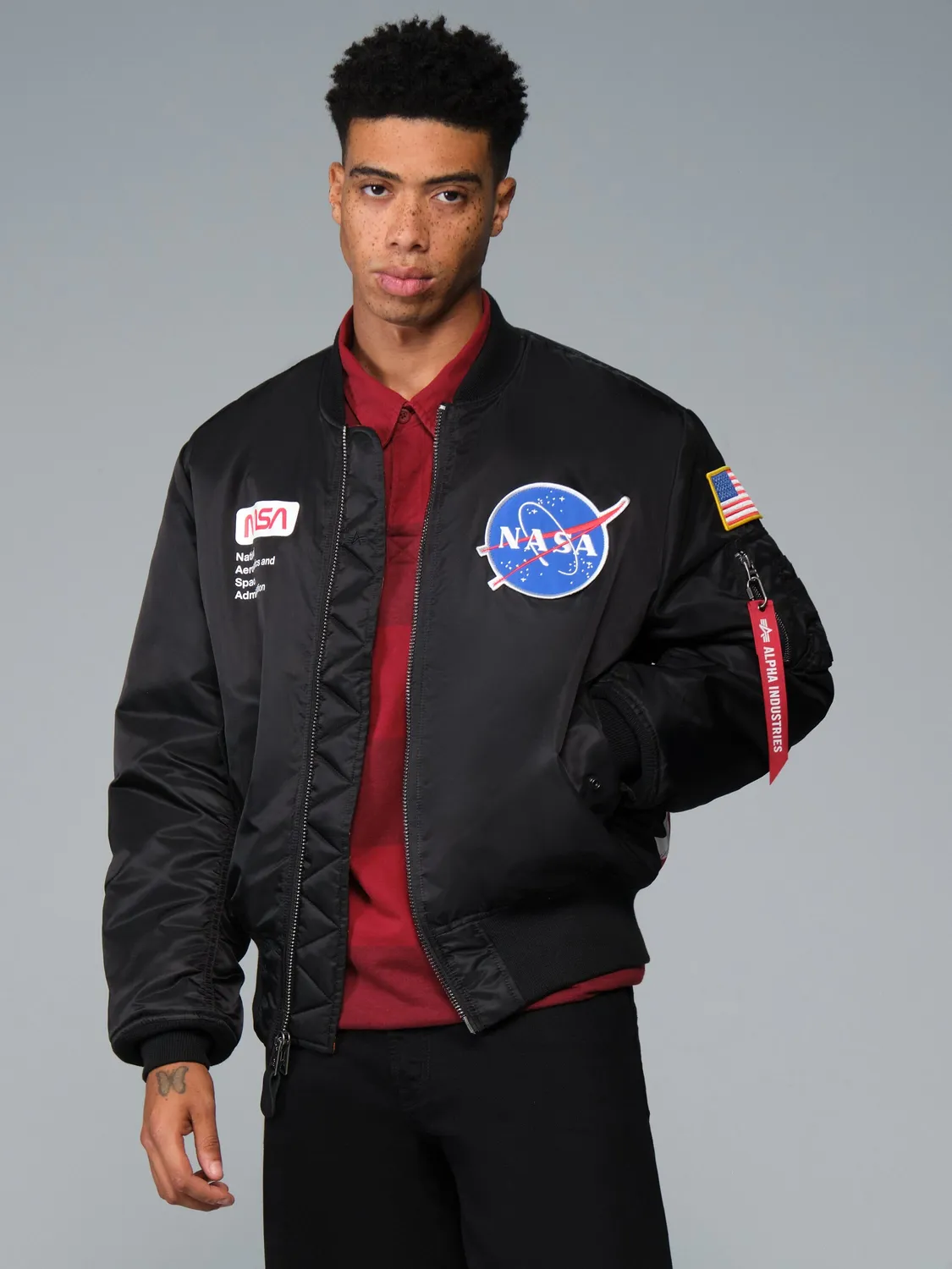 Alpha Industries NASA MA-1 bomber noir réversible isolé
